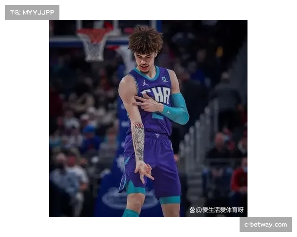 NBA常规赛黄蜂迎战魔术，班凯罗领衔对决鲍尔